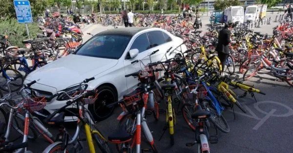 天津的一辆私家车被共享单车层层包围,共享单车是否需要整治?