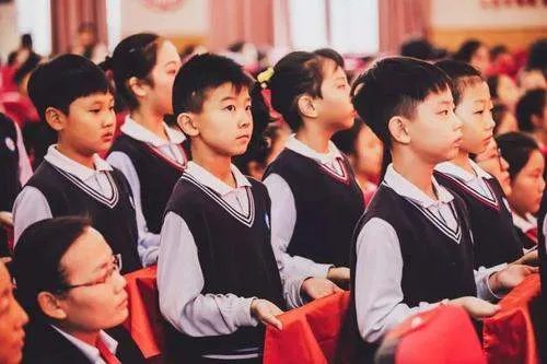 少先队员十知道要不要背红领巾的系法?