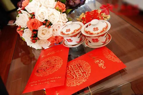 对于男子黄金周假期要参加23场婚礼一事,你怎么看?
