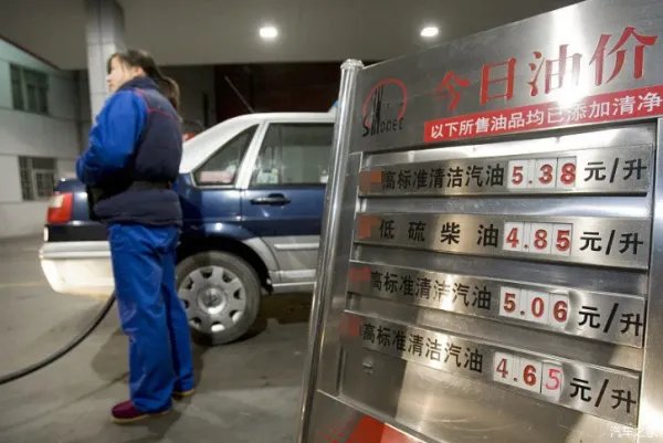 明晚,国内油价下调!迎180天来最大降幅,加满一箱可以省这么多