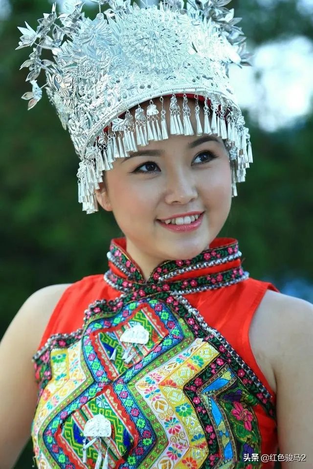 什么颜色百搭什么颜色显得奢华?