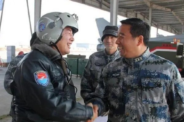 战机撞鸟飞行员为规避居民区最后3秒跳伞,你佩服他吗?