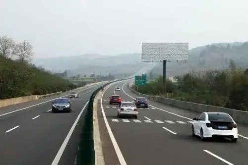 黄冈高速上一司机逆行6公里以为别人开反了,为何总有逆行者不自知?
