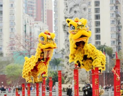 结婚当天下大雨,舞狮队冒雨表演15分钟!婚礼现场情况如何?