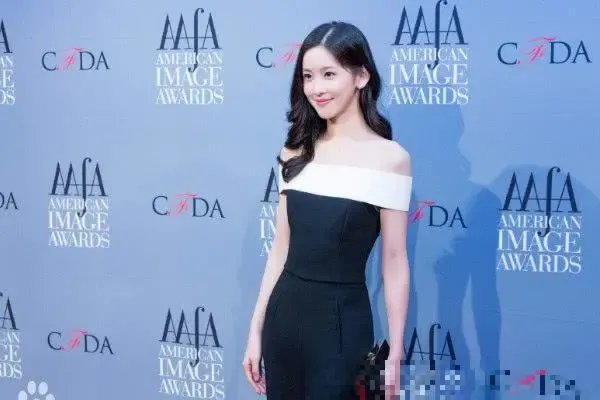 章泽天与好友喝酒聚会，女生社交需要注意些什么？