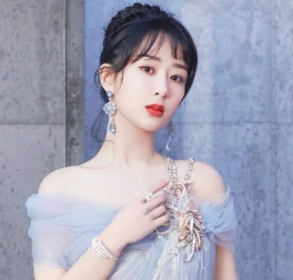 杨紫主动晒与肖战亲密合照,是不是在官宣恋情呢?