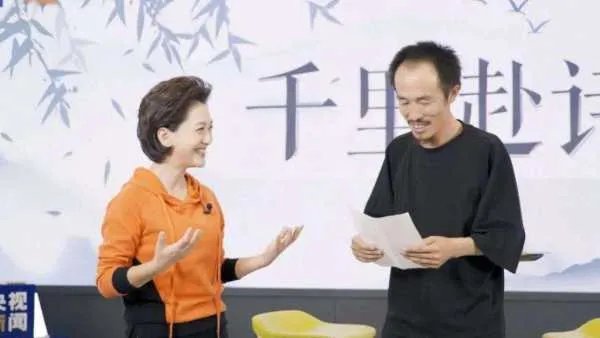 央视主播和工地诗人朗诵再别康桥,你听了有什么感触?