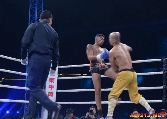 中国武僧一龙11秒KO法国拳王 时间太短根本不够打!