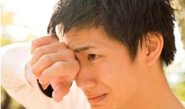 男孩子因为小事儿而哭,家长该责备还是鼓励呢?如何正确引导孩子的情绪?
