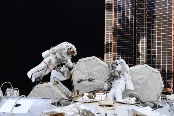 SpaceX龙飞船返回地球，飞船上的两名宇航员都是谁？