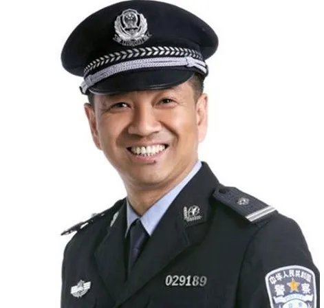 《伙头军客栈》中佟铁钢扮演者是谁?