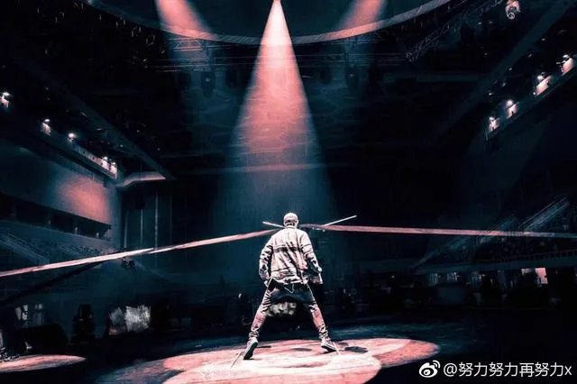 张艺兴为什么会跪下?