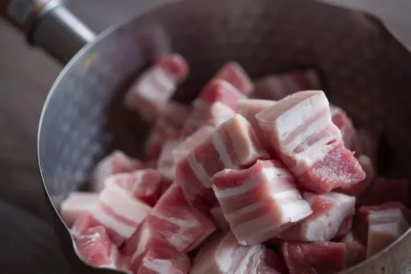 猪肉价格一降再降,价格见底了吗?