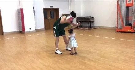 董璇在微博晒老公高云翔和女儿打篮球视频了吗?