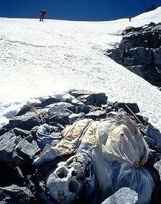 如何看待男子登珠峰在8600米高度倒下上百人路过无人救?