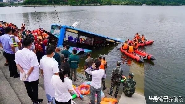 安顺公交车行驶突然开进河里,疑点重重,到底是什么原因?