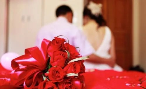 对于男子黄金周假期要参加23场婚礼一事,你怎么看?