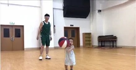 董璇在微博晒老公高云翔和女儿打篮球视频了吗?