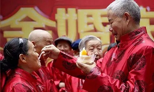 28对金婚老人集体补办婚礼是怎么回事?