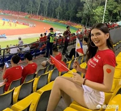 世预赛中国队vs菲律宾看台风景被忽略,美女组团为国足加油,为何都是外国人的模样?