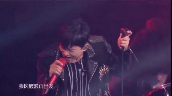 张杰把耳返蹦断了的原因是什么?