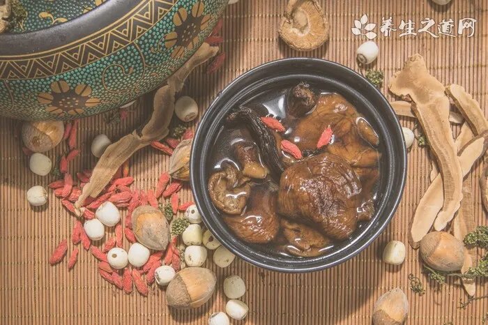医生您好，我今年25岁，两年前的我很胖。我花了两年的时间减掉了50斤，可是最近这些日子却反弹的很厉害。不吃没事，一吃就长。是不是我最近没有事做，闲着了，比以往吃的也多了一点点。我想问一下，我应该吃什么呢？吃什么食物减肥呢？