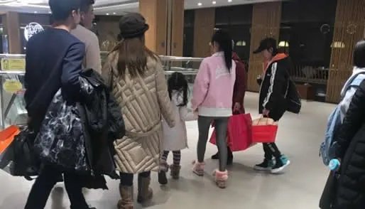 偶遇李小璐母女逛街照片:低调逛街画面和谐(图)