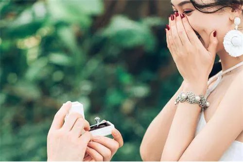 dr钻戒必须两个人一起去买吗 婚礼送戒指的人注意事项