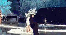 2017维秘秀奚梦瑶摔倒,你怎么看?