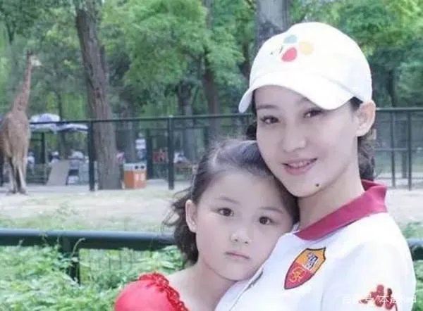 父母离婚,被后妈潘蔚洗脑学女德,孙楠的女儿买宝瑶到底有多惨?