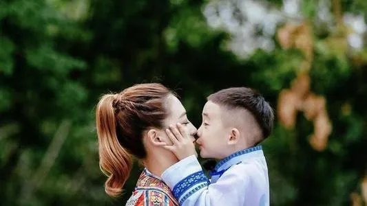 应采儿晒Jasper与弟弟合拍视频,她为什么说兄弟俩是塑料兄弟?