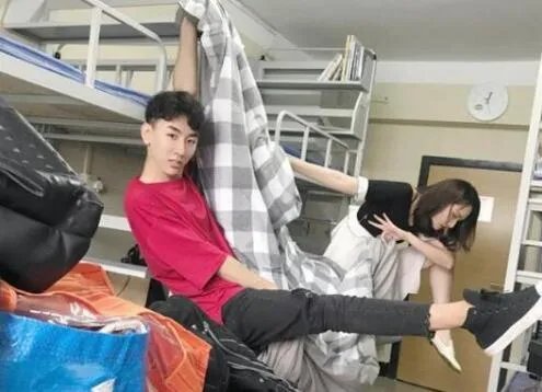 网红蹭热点,拍王俊凯寝室的床,并合影,你这么看?