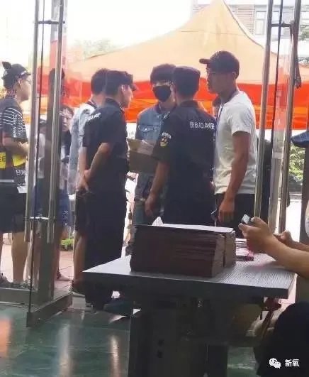 网红蹭热点,拍王俊凯寝室的床,并合影,你这么看?