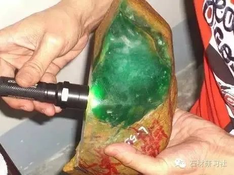 图解价值千万的翡翠毛料切片过程