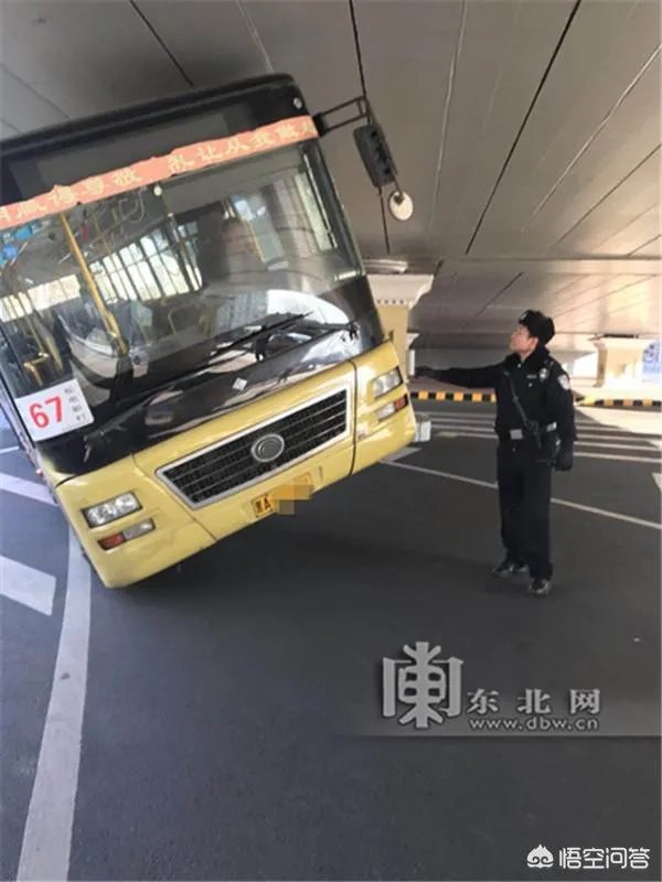 哈尔滨一67路公交车“崴脚”被卡二环桥下,你怎么看待这件事?