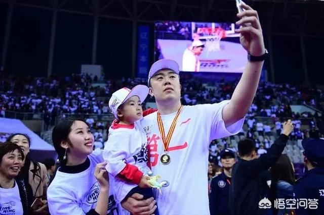 郭士强出席活动，记者问郭士强韩德君婚礼现场下战书广东队一书，你怎么看待郭士强的回答？