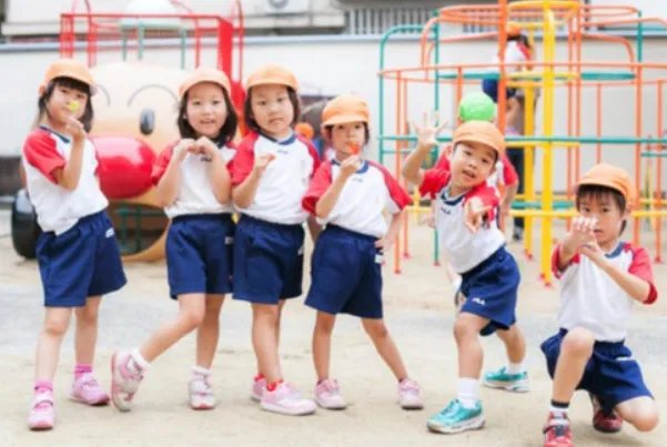 幼儿园毕业照配文再见青春,学校是否应该退款赔偿?