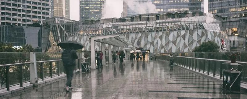 梦见下雨被雨淋是什么意思 梦见下雨被雨淋代表了什么