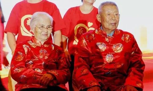 28对金婚老人集体补办婚礼是怎么回事?