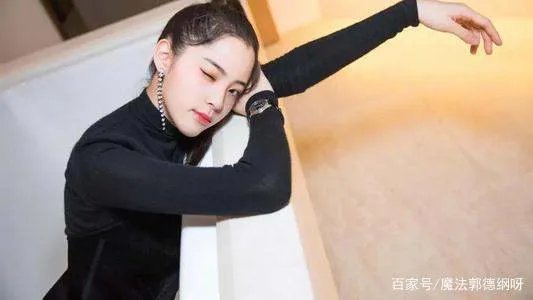 从万人羡到万人嫌,“天才少女”欧阳娜娜,是如何打烂一手好牌的?