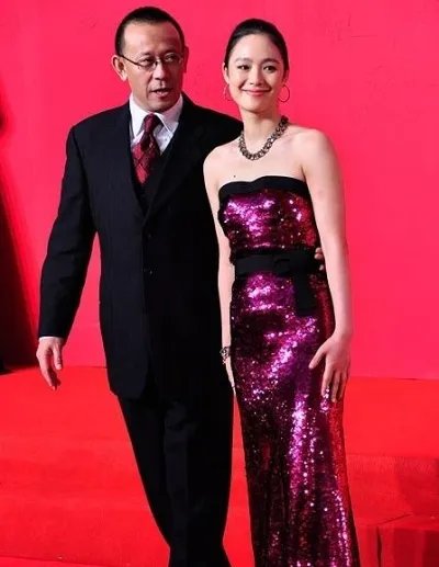 姜文小15岁妻子曝光:娇妻近照素颜照,姜文妻子周韵简介