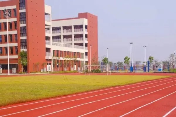 仅隔一条街房价每平米差8万元,学区房差距有多大?