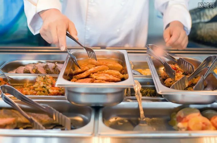 黑盒饭窝点曝光 外卖加工窝点卫生脏乱令人作呕