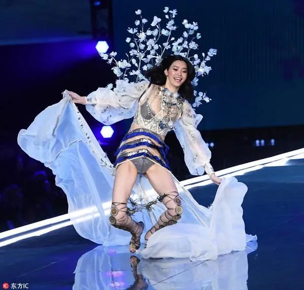 2017维秘秀奚梦瑶摔倒,你怎么看?