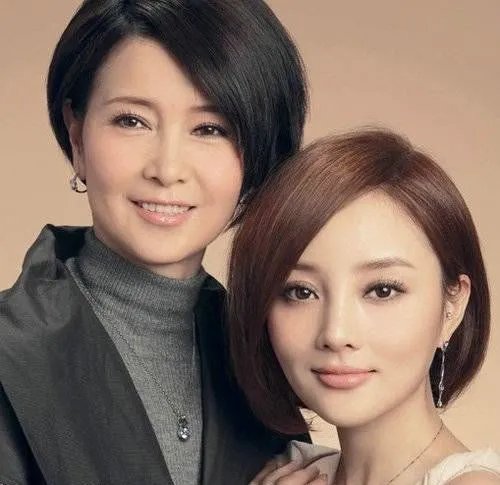 偶遇李小璐母女逛街照片:低调逛街画面和谐(图)