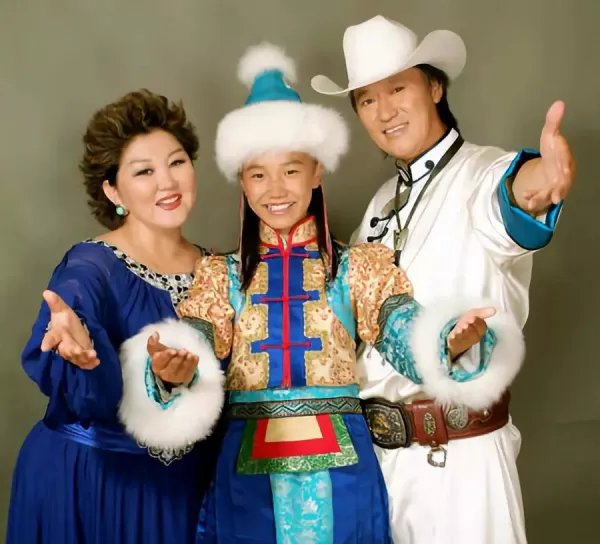 吉祥三宝中，爸爸去世，妈妈隐退，女儿如今怎么样了？