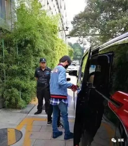 网红蹭热点,拍王俊凯寝室的床,并合影,你这么看?