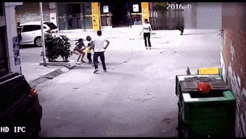 女性一个人带孩子上街,碰到人贩子明抢,人贩子对周围人喊:“我们是一家的,你们谁都别管这事”,该怎么办?