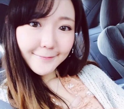 吉祥三宝中，爸爸去世，妈妈隐退，女儿如今怎么样了？