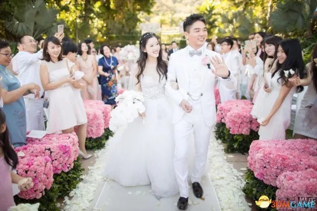 画面太美！刘强东奶茶妹妹今日大婚 两人深情拥吻